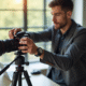Photographe ajustant les réglages de l'appareil photo dans un espace lumineux