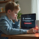 Jeune personne frustrée vérifiant une box internet avec erreur